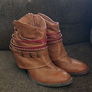 So "Fettuccine" Cognac Brown Western Ankle Booties Vegan Leather Like New 8.5